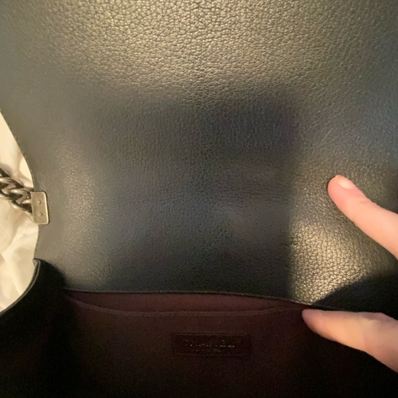 Chanel boy bag with caviar, leather and patent leather trim with gunmetal chain - Picture 7 of 12